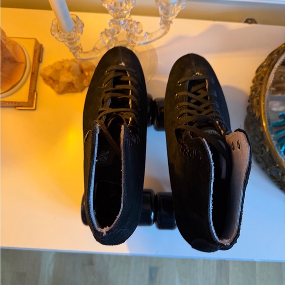 Black Suede Roller Skates - Picture 4 of 8